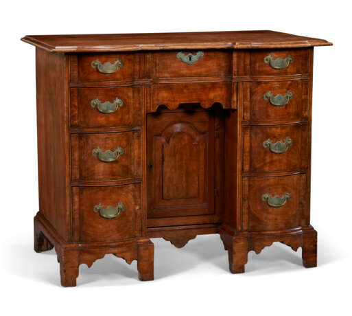 A QUEEN ANNE MAHOGANY BLOCK-FRONT KNEEHOLE BUREAU TABLE - Foto 2