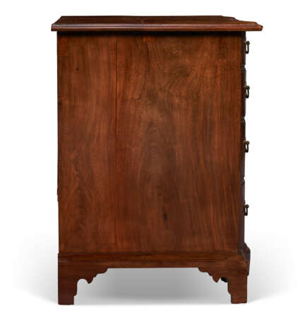 A QUEEN ANNE MAHOGANY BLOCK-FRONT KNEEHOLE BUREAU TABLE - Foto 3