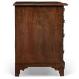 A QUEEN ANNE MAHOGANY BLOCK-FRONT KNEEHOLE BUREAU TABLE - Foto 3