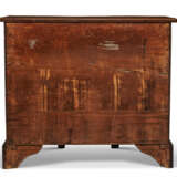 A QUEEN ANNE MAHOGANY BLOCK-FRONT KNEEHOLE BUREAU TABLE - Foto 4