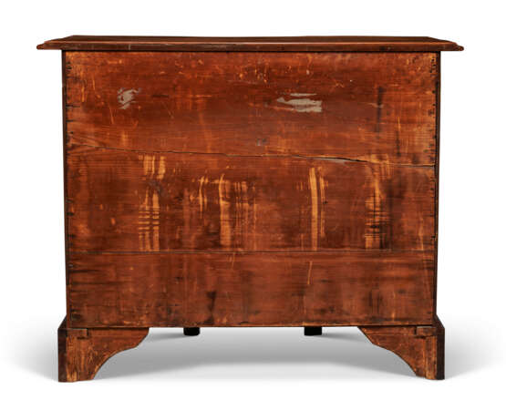 A QUEEN ANNE MAHOGANY BLOCK-FRONT KNEEHOLE BUREAU TABLE - Foto 4