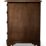 A QUEEN ANNE MAHOGANY BLOCK-FRONT KNEEHOLE BUREAU TABLE - Foto 5