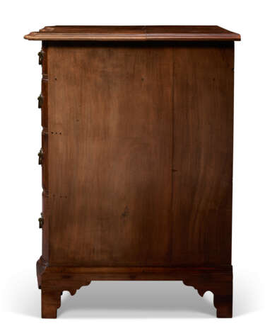 A QUEEN ANNE MAHOGANY BLOCK-FRONT KNEEHOLE BUREAU TABLE - Foto 5