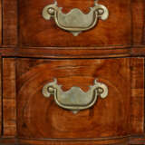 A QUEEN ANNE MAHOGANY BLOCK-FRONT KNEEHOLE BUREAU TABLE - Foto 7