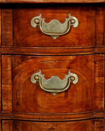 A QUEEN ANNE MAHOGANY BLOCK-FRONT KNEEHOLE BUREAU TABLE - Foto 7