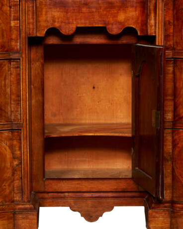 A QUEEN ANNE MAHOGANY BLOCK-FRONT KNEEHOLE BUREAU TABLE - Foto 8