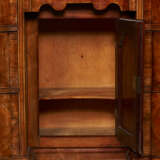 A QUEEN ANNE MAHOGANY BLOCK-FRONT KNEEHOLE BUREAU TABLE - Foto 8