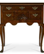 Стиль королевы Анны (1702-1714). A QUEEN ANNE WALNUT DRESSING TABLE