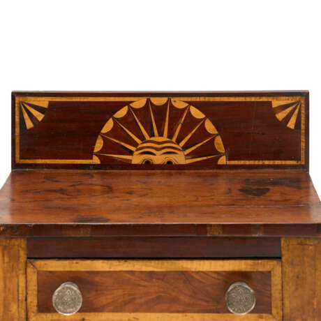 A CLASSICAL VENEERED AND INLAID MAHOGANY DIMINUTIVE CHEST-OF-DRAWERS - фото 2