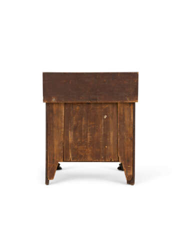 A CLASSICAL VENEERED AND INLAID MAHOGANY DIMINUTIVE CHEST-OF-DRAWERS - фото 4