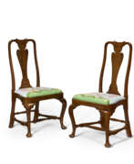 Sitzmöbel. A PAIR OF QUEEN ANNE MAHOGANY SIDE CHAIRS