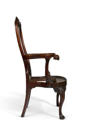 A MAGNIFICENT QUEEN ANNE CARVED WALNUT ARMCHAIR - фото 5