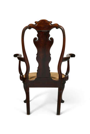 A MAGNIFICENT QUEEN ANNE CARVED WALNUT ARMCHAIR - фото 6