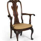 A MAGNIFICENT QUEEN ANNE CARVED WALNUT ARMCHAIR - фото 7