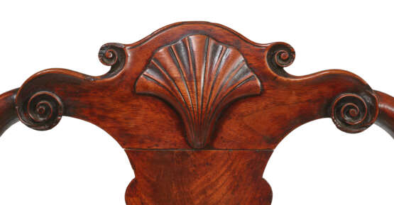 A MAGNIFICENT QUEEN ANNE CARVED WALNUT ARMCHAIR - фото 8