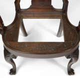 A MAGNIFICENT QUEEN ANNE CARVED WALNUT ARMCHAIR - фото 11