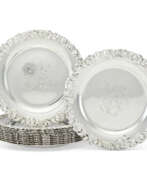 Assiettes. A SET OF TWELVE AMERICAN SILVER PLACE PLATES