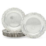 A SET OF TWELVE AMERICAN SILVER PLACE PLATES - Foto 1