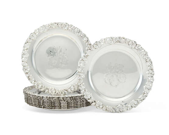 A SET OF TWELVE AMERICAN SILVER PLACE PLATES - Foto 1