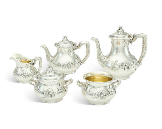 AN AMERICAN SILVER FIVE-PIECE TEA AND COFFEE SERVICE - Foto 1