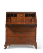 Chippendale (1750-1780). A CHIPPENDALE FIGURED MAPLE SLANT-FRONT DESK