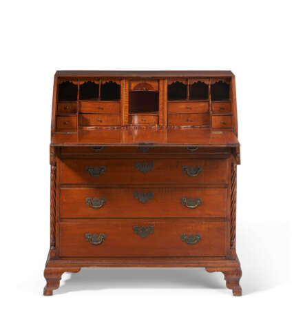 A CHIPPENDALE FIGURED MAPLE SLANT-FRONT DESK - фото 4