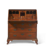 A CHIPPENDALE FIGURED MAPLE SLANT-FRONT DESK - фото 4