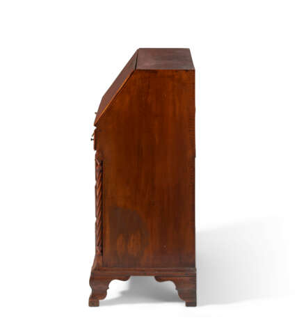 A CHIPPENDALE FIGURED MAPLE SLANT-FRONT DESK - фото 8