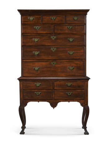 A QUEEN ANNE CARVED AND FIGURED MAPLE HIGH CHEST-OF-DRAWERS - Foto 1