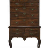 A QUEEN ANNE CARVED AND FIGURED MAPLE HIGH CHEST-OF-DRAWERS - Foto 1