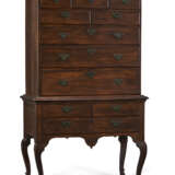 A QUEEN ANNE CARVED AND FIGURED MAPLE HIGH CHEST-OF-DRAWERS - Foto 2