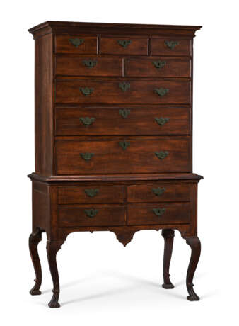 A QUEEN ANNE CARVED AND FIGURED MAPLE HIGH CHEST-OF-DRAWERS - Foto 2