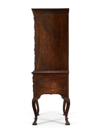 A QUEEN ANNE CARVED AND FIGURED MAPLE HIGH CHEST-OF-DRAWERS - Foto 6