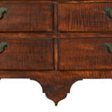 A QUEEN ANNE CARVED AND FIGURED MAPLE HIGH CHEST-OF-DRAWERS - Foto 9