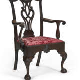 A CHIPPENDALE CARVED WALNUT OPEN ARMCHAIR - Foto 6