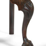 A CHIPPENDALE CARVED WALNUT OPEN ARMCHAIR - Foto 9