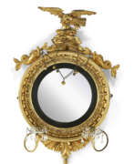 Klassizismus. A CLASSICAL EAGLE-CARVED GILTWOOD CONVEX MIRROR