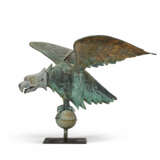 A MOLDED GILT COPPER AND ZINC EAGLE WEATHERVANE - фото 1