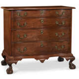 A CHIPPENDALE MAHOGANY BLOCKED AND SERPENTINE-FRONT CHEST-OF-DRAWERS - photo 2