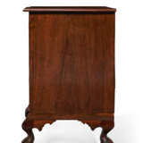 A CHIPPENDALE MAHOGANY BLOCKED AND SERPENTINE-FRONT CHEST-OF-DRAWERS - photo 3