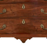 A CHIPPENDALE MAHOGANY BLOCKED AND SERPENTINE-FRONT CHEST-OF-DRAWERS - photo 6