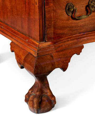 A CHIPPENDALE MAHOGANY BLOCKED AND SERPENTINE-FRONT CHEST-OF-DRAWERS - photo 8