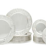 Assiettes. A SET OF FIFTEEN AMERICAN SILVER PLACE PLATES AND SIXTEEN MATCHING BREAD PLATES