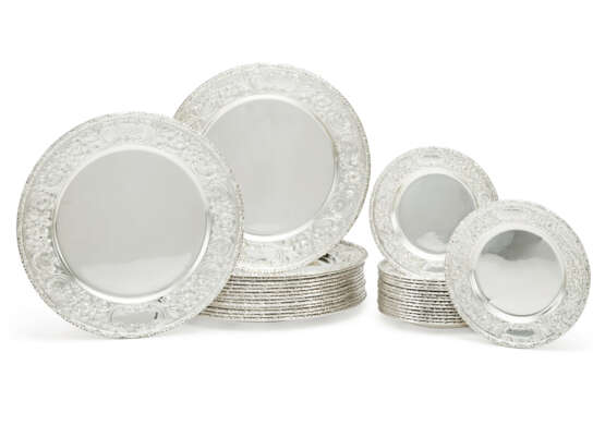 A SET OF FIFTEEN AMERICAN SILVER PLACE PLATES AND SIXTEEN MATCHING BREAD PLATES - фото 1