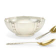 AN AMERICAN SILVER SALAD BOWL AND PAIR OF PARCEL-GILT SALAD SERVERS - Auktionspreise