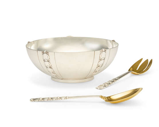 AN AMERICAN SILVER SALAD BOWL AND PAIR OF PARCEL-GILT SALAD SERVERS - Foto 1