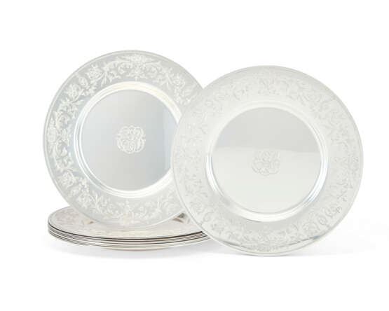 A SET OF TWELVE AMERICAN SILVER PLACE PLATES - Foto 1