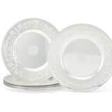 A SET OF TWELVE AMERICAN SILVER PLACE PLATES - Foto 1