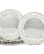 Assiettes. A SET OF EIGHT AMERICAN SILVER PLACE PLATES