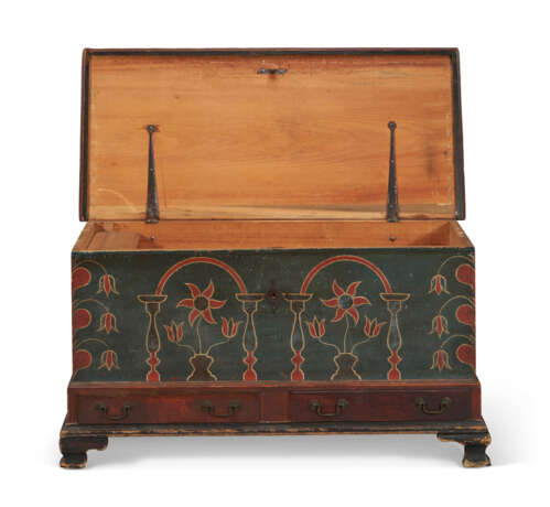 A POLYCHROME PAINT-DECORATED WHITE PINE BLANKET CHEST - photo 2